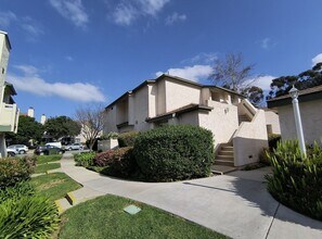 Building Photo - 2 Bed, 2 Bath Upper Unit in La Jola