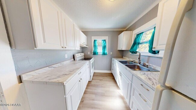 Building Photo - 829 N Oleander Ave