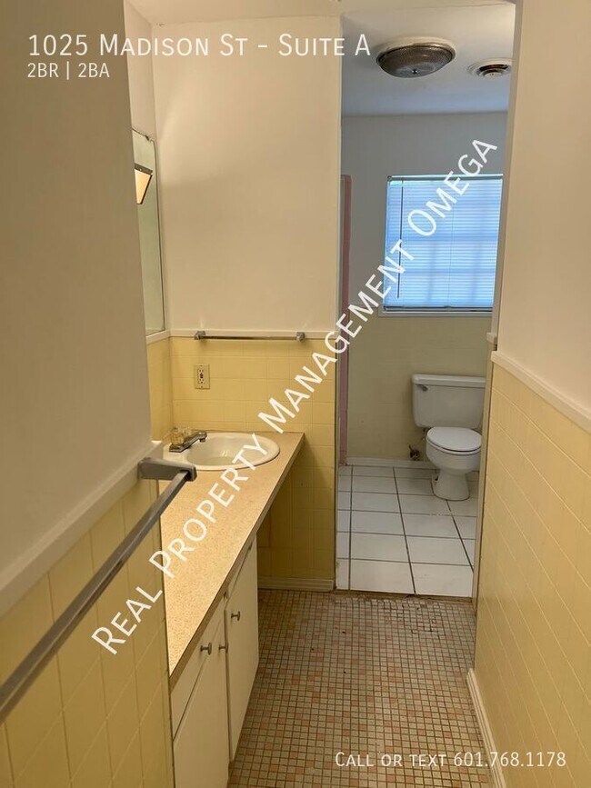 Building Photo - 2 Bedroom 1 1/2 Bath off Fortification Street