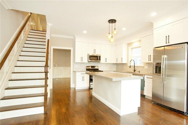 Building Photo - 150 Woodside Ave