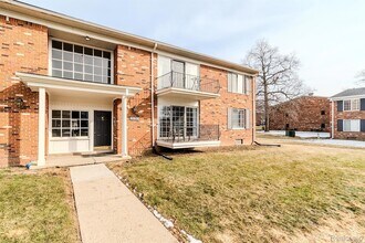 Building Photo - 474 Fox Hills Dr S