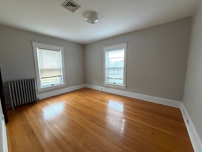 Building Photo - 2216/2218 Memorial Ave SW