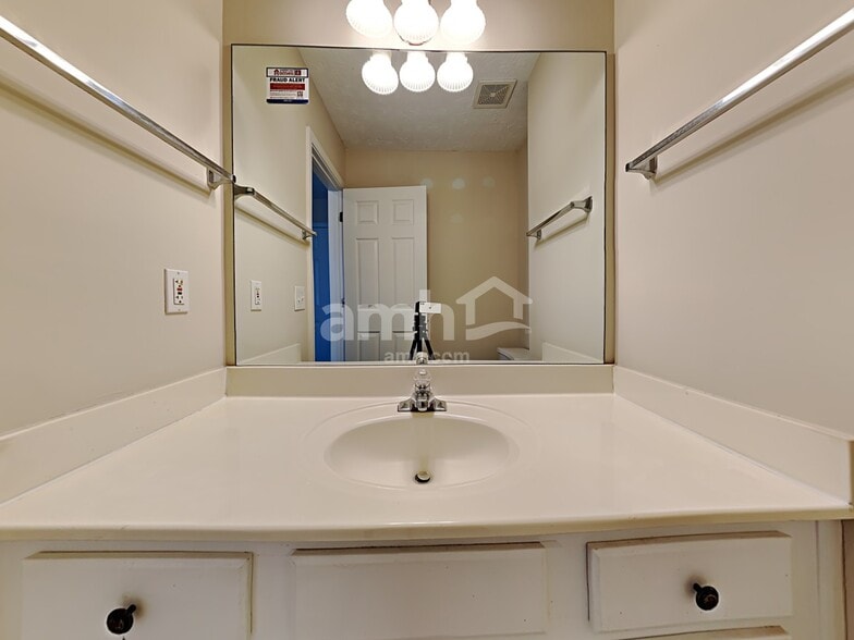 Building Photo - 6035 Savannah Dr