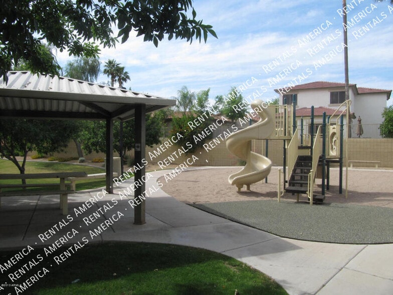 Building Photo - 323 N 76th Pl