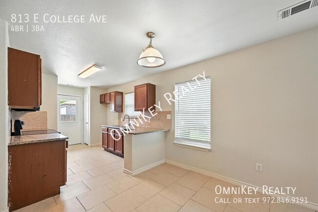 Building Photo - 813 E College Ave