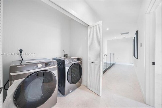 Building Photo - 2937 SW 21st St