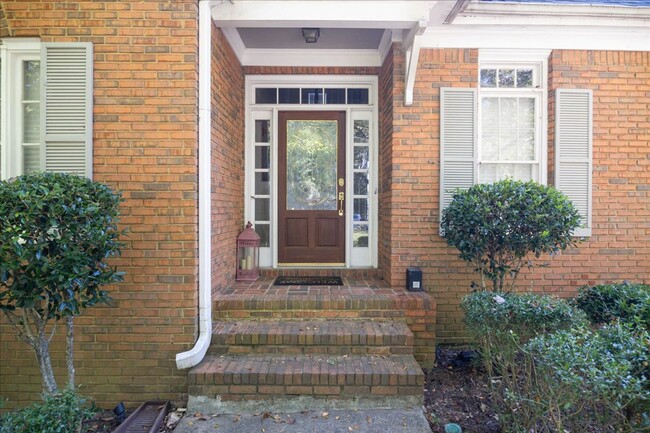 Building Photo - Spacious 4/3.5 in Highly Sought-After Buck...