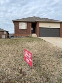 Building Photo - 1009-1011