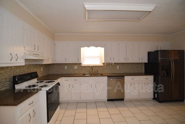 Building Photo - 490 Pheasant Run Dr