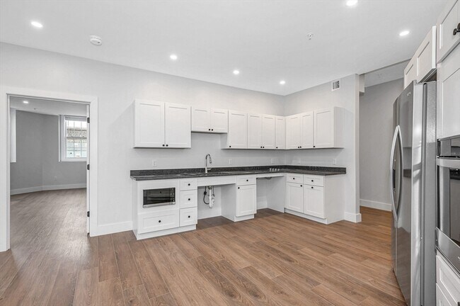 Building Photo - 241 W 6th St