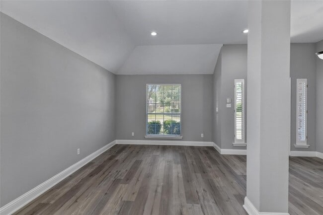Building Photo - 630 Lakewood Dr