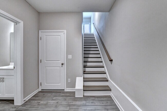 Building Photo - 4655 White St