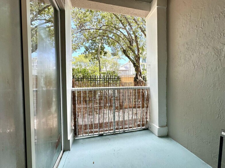 Building Photo - 1002 Shoma Dr