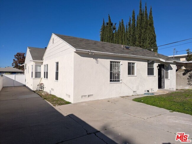 Building Photo - 6208 S Fairfax Ave