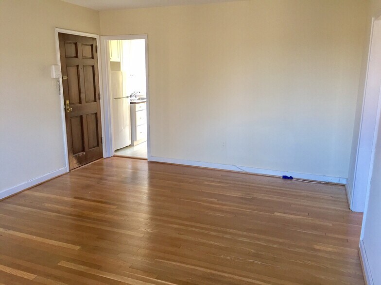 Living/dining looking toward entry door & kitchen - 3407 Commonwealth Ave