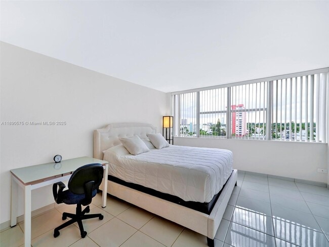 Building Photo - 3140 S Ocean Dr
