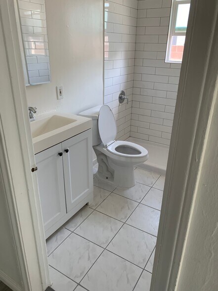 bathroom - 9044 Hubbard St