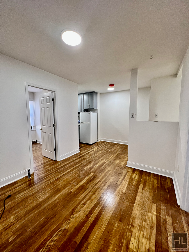 Building Photo - Renovated 2 Bed/Flex 3 Duplex With Private...