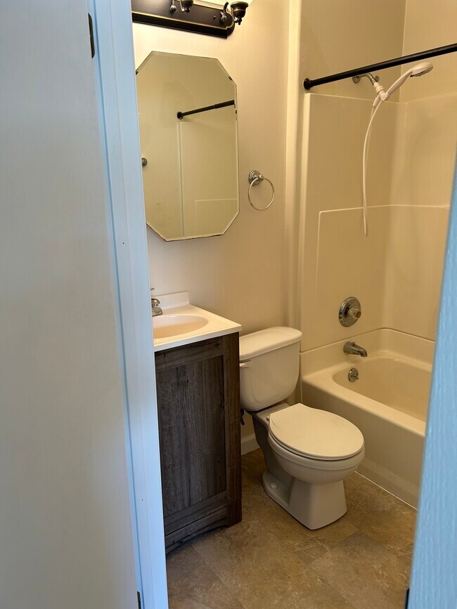 Building Photo - 108 S Main St