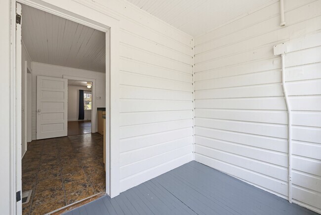Building Photo - 910 Iredell St