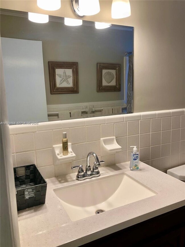 Building Photo - 1241 Manor Dr