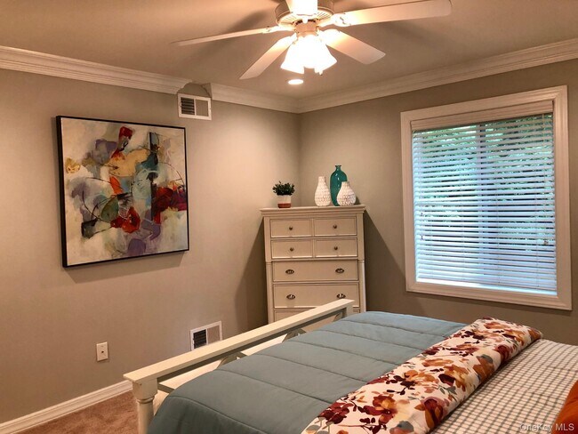 Building Photo - 17 Country Club Dr