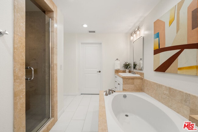 Building Photo - 5625 Crescent Park W