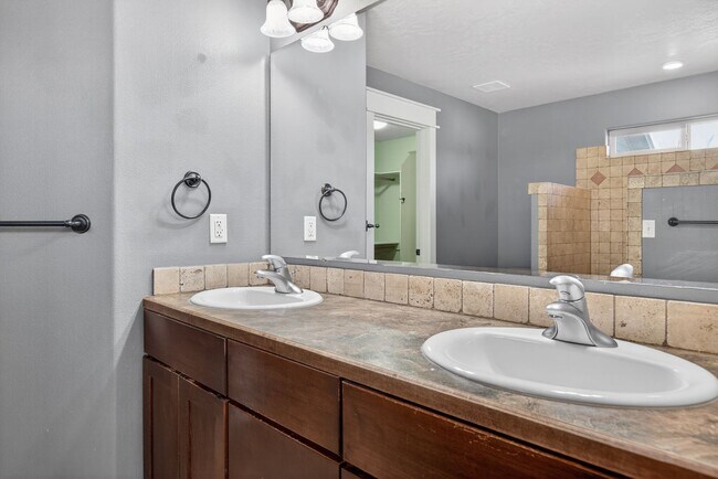 Building Photo - Spacious Home in Quiet Star Cul-de-Sac with Large Yard