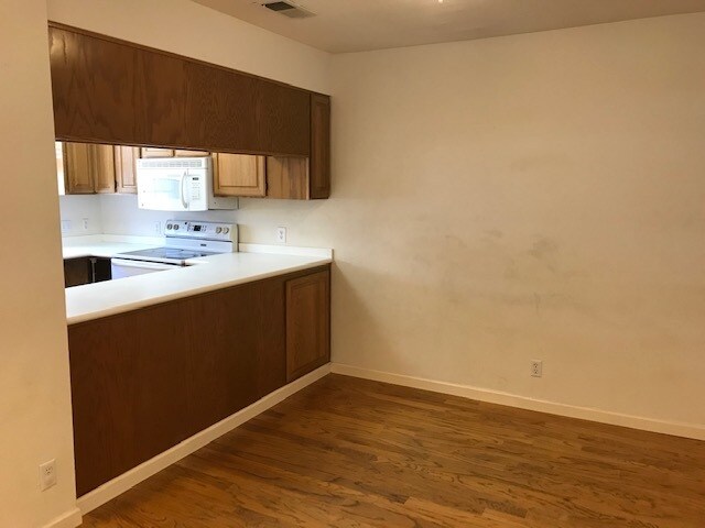 Building Photo - 1555 Cherry St