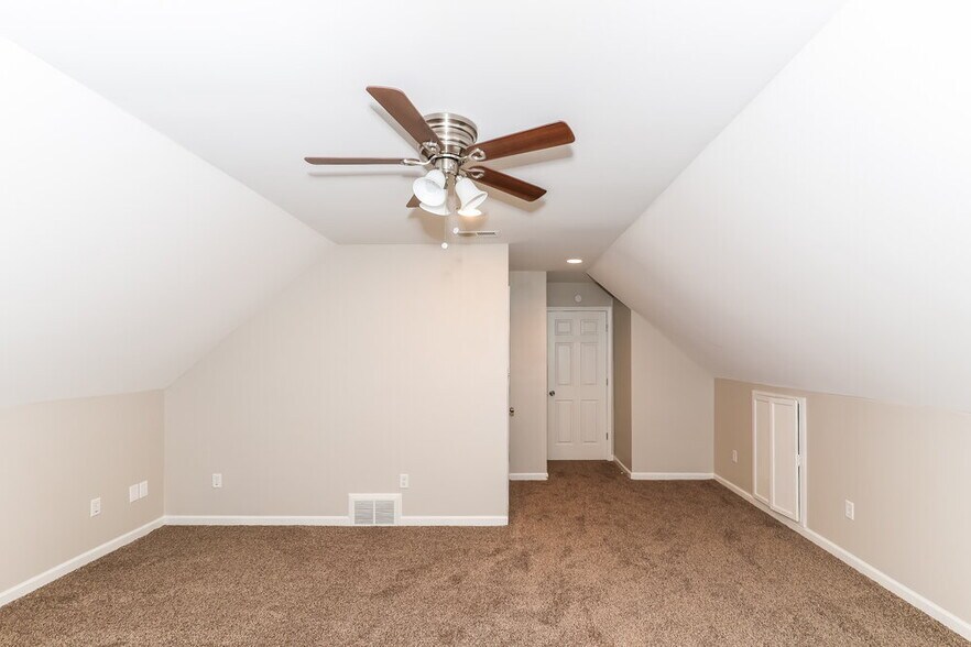 Building Photo - 1074 Red Fern Cir W