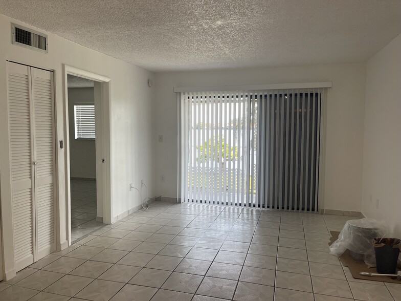 Building Photo - 2744 W 60th St