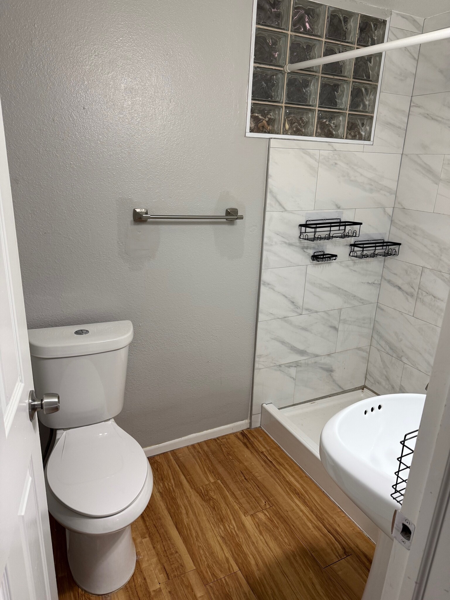 Building Photo - 1917 Oakwood Dr