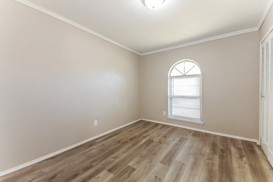 Building Photo - 5916 Cedar Ln