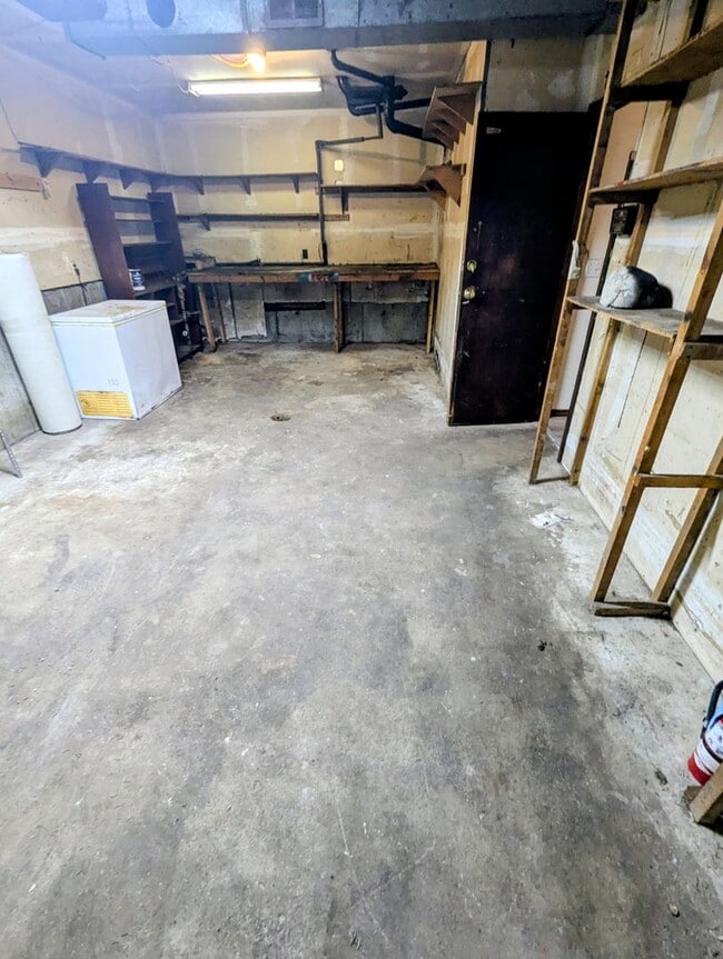 Building Photo - 4 BD/2BA Single Family Home in Dredge Lake area