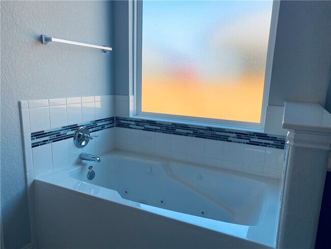 Building Photo - 1009 Sundrops St