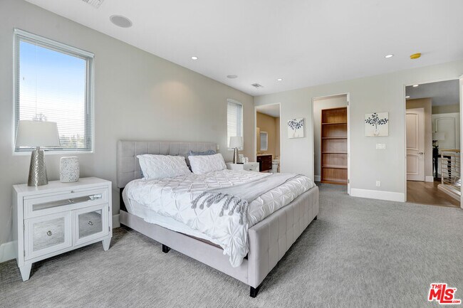 Building Photo - 841 N Crescent Heights Blvd