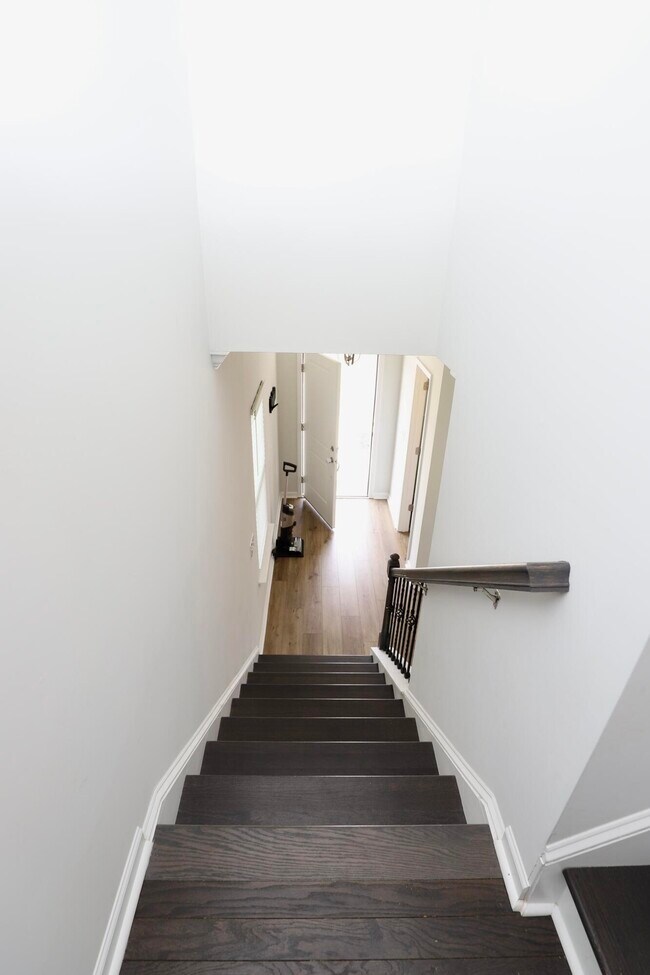 Building Photo - 1052 Ashcroft Cir