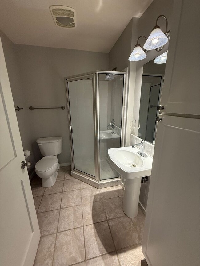 Building Photo - Well-maintained, 2 Bedrm, 2 Bath Unfurnish...
