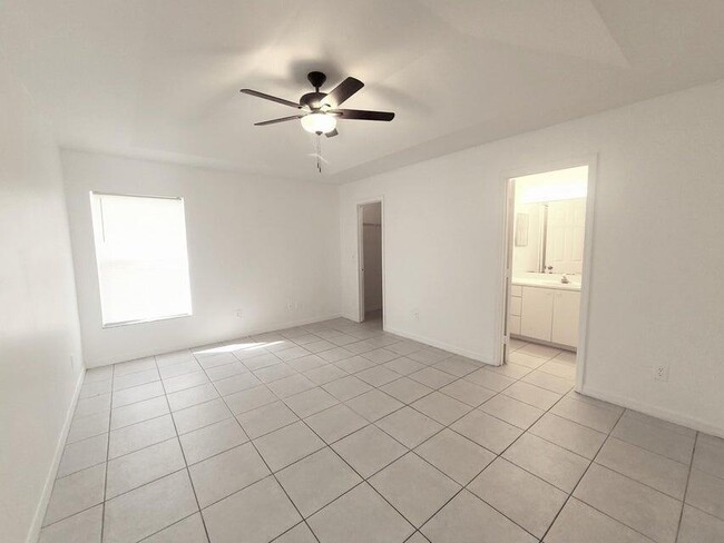 Building Photo - 1632 SE Chello Ln