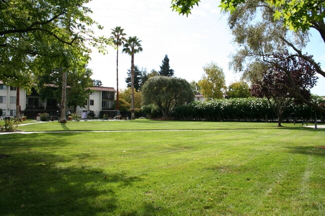 Building Photo - Top Floor Unit - Balcony - Elevator Access - Community Pool & Tennis Court