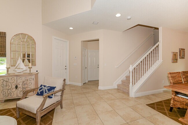 Building Photo - 713 NW Leonardo Cir
