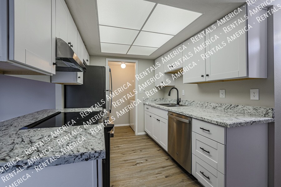 Building Photo - 5005 S Willow Dr