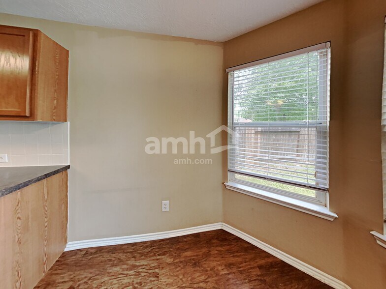 Building Photo - 706 Razee Ct