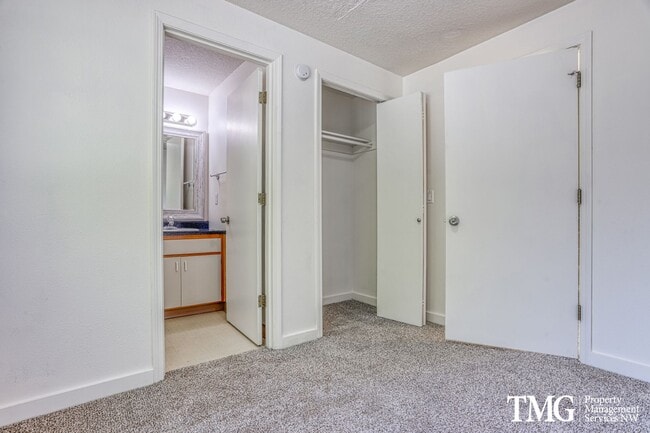 Building Photo - Spacious 4BR Townhome with AC, W/D, Garage...