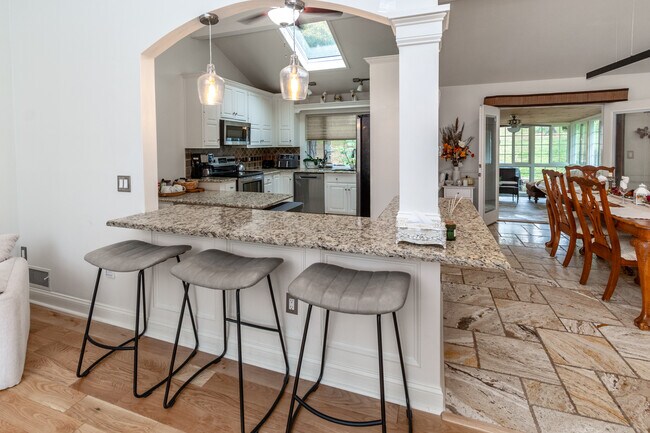 Building Photo - 230 Jacobs Creek Rd