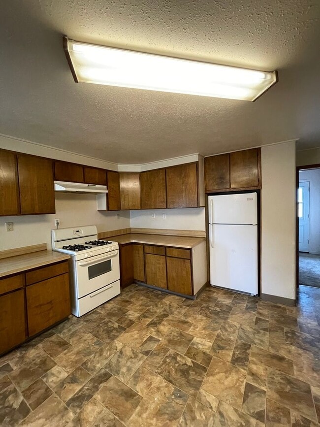 Building Photo - Nice 4 bedroom, 2.5 bath home featuring 1,...