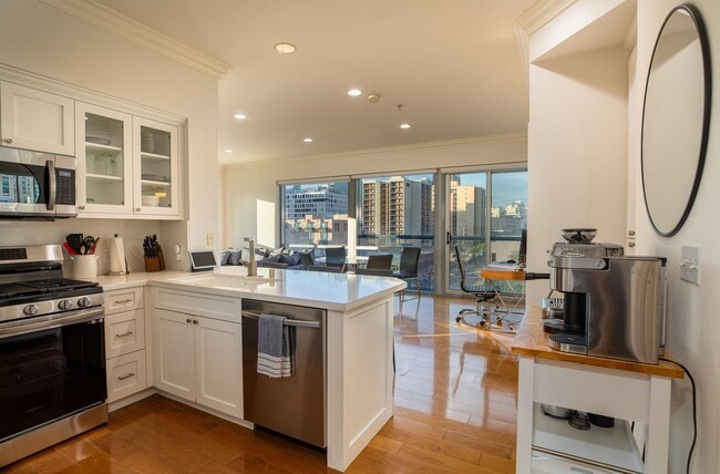 Building Photo - Stunning Corner Condo with City Views in the Heart of Gaslamp