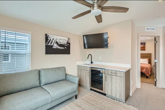 Building Photo - 1348 Zenobia St