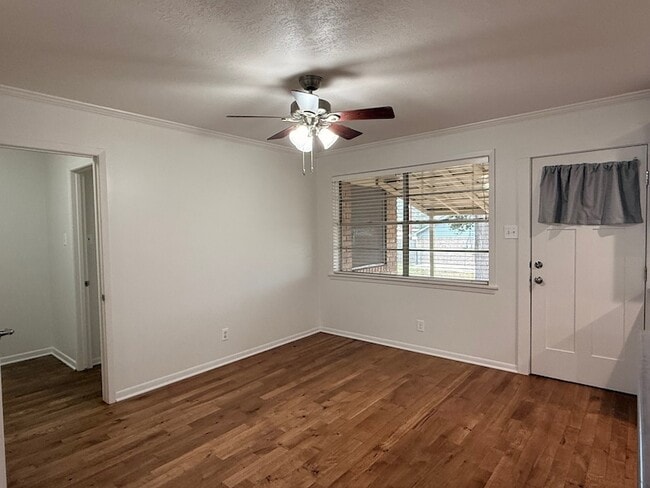 Building Photo - 204 Meadow Ln