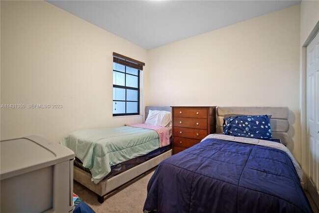 Building Photo - 705 SE 13th Street Cir